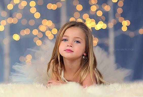 Britney participe au concours pour gagner de l'argent avec cette photo : blond, branch, brown_hair, child, event, eye, eyelash, flash_photography, fun, grass, hairstyle, happy, lighting, lip, long_hair, people_in_nature, person, skin, sunlight, toddler