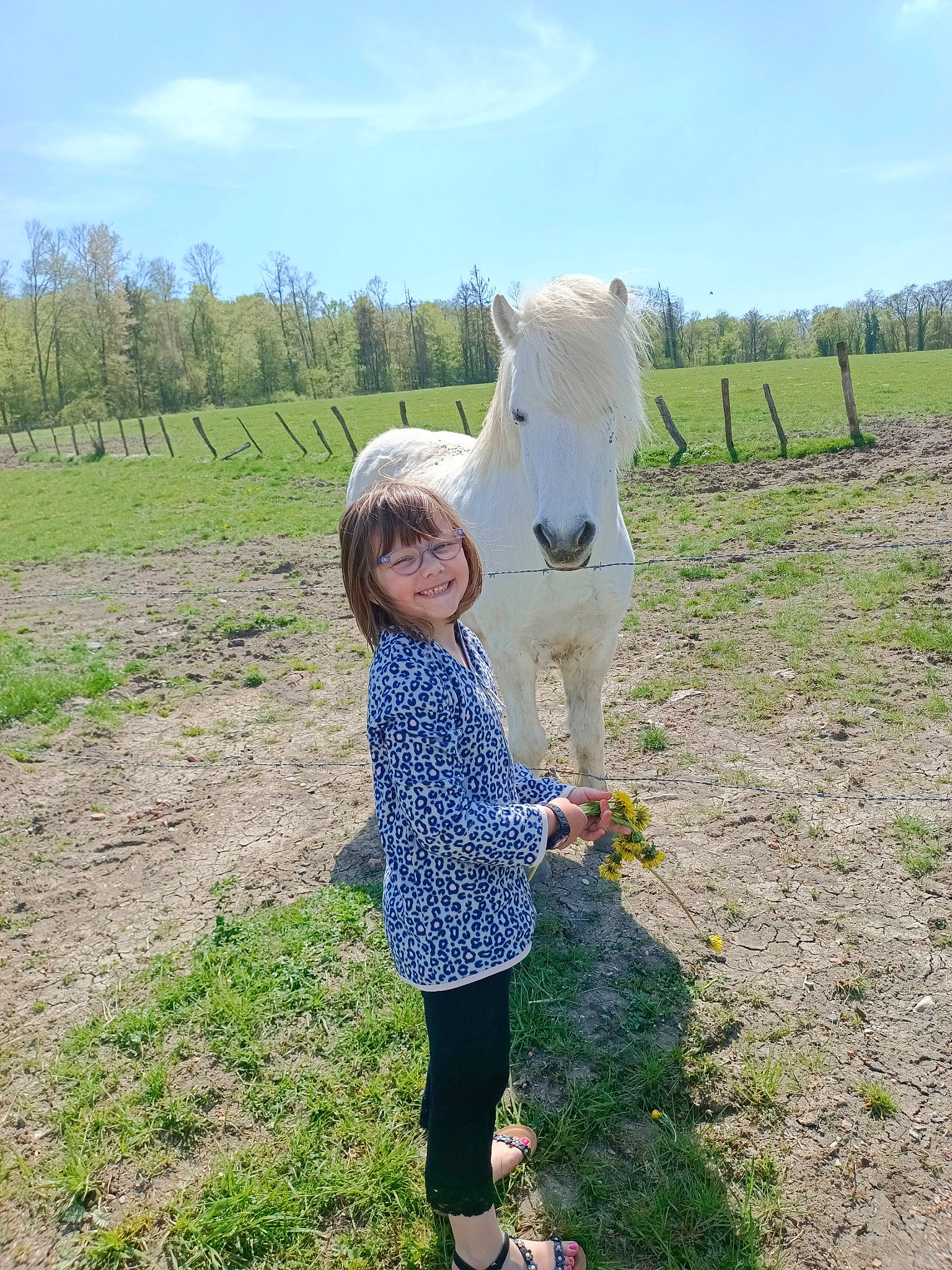 Cloe participe au concours pour gagner de l'argent avec cette photo : agriculture, cloud, ecoregion, gesture, grass, grassland, happy, joy, landscape, meadow, people_in_nature, person, plain, plant, prairie, rural_area, sky, smile, toddler, tree
