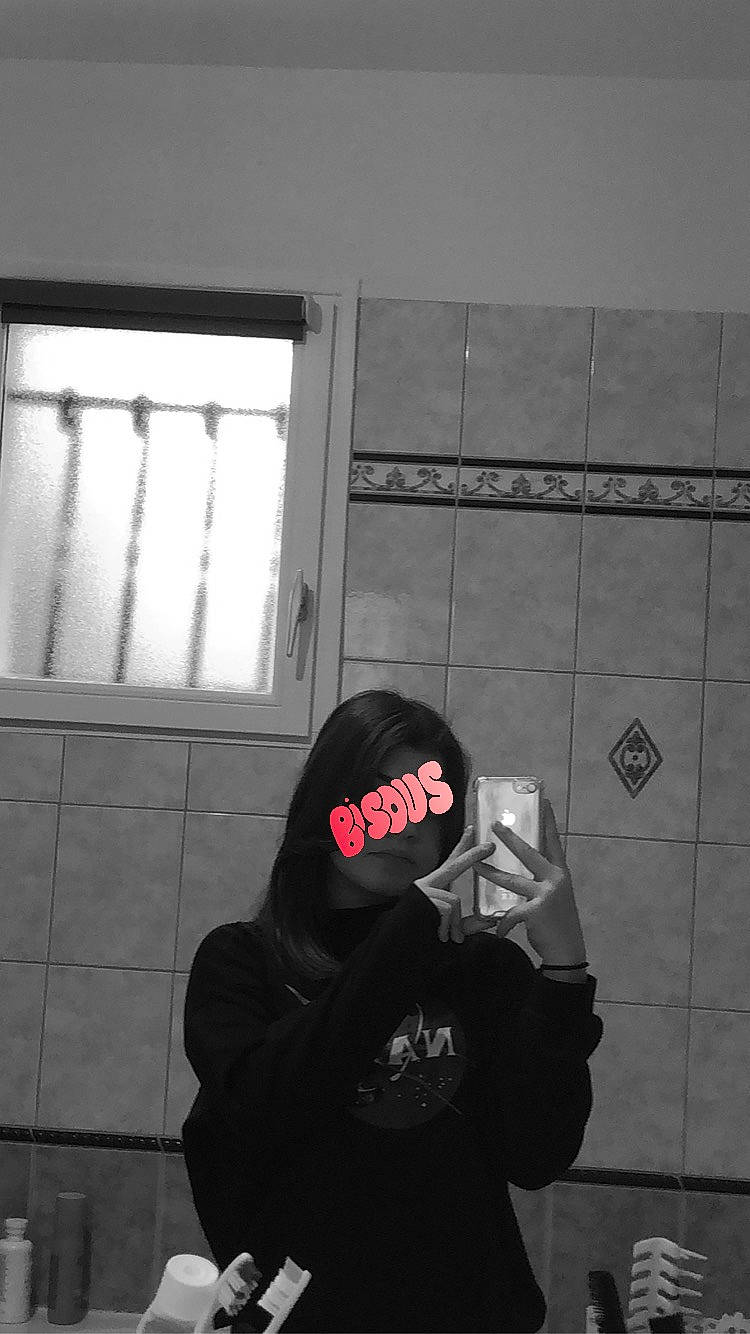 Oceane a rejoint le concours — aidez-le/la à gagner de superbes lots ! cap, darkness, elbow, font, hat, monochrome, monochrome_photography, personal_protective_equipment, room, shadow, sitting, sleeve, tints_and_shades, window