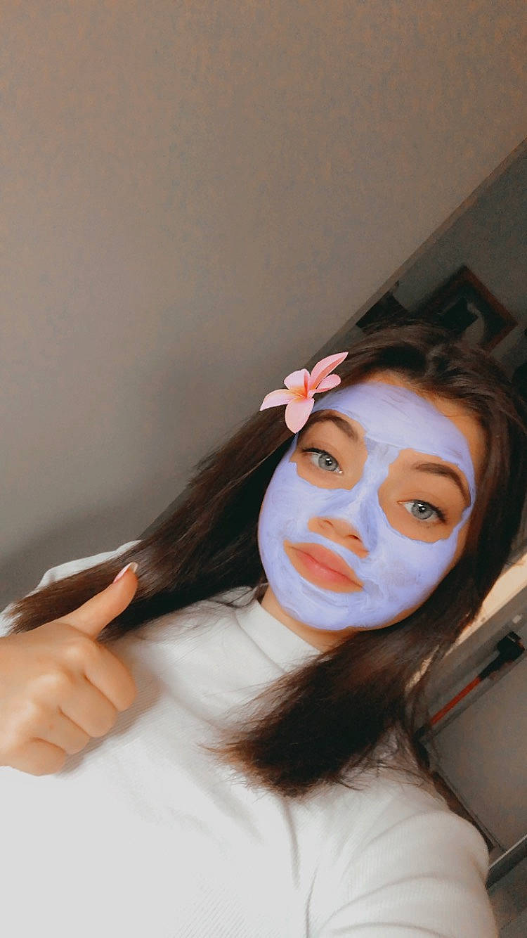 Oceane participe au concours pour gagner de l'argent avec cette photo : bangs, black_hair, cosmetics, ear, eyebrow, eyelash, eyewear, fashion_design, flash_photography, gesture, headgear, headpiece, lip, lipstick, long_hair, makeover, mouth, neck, person, shoulder