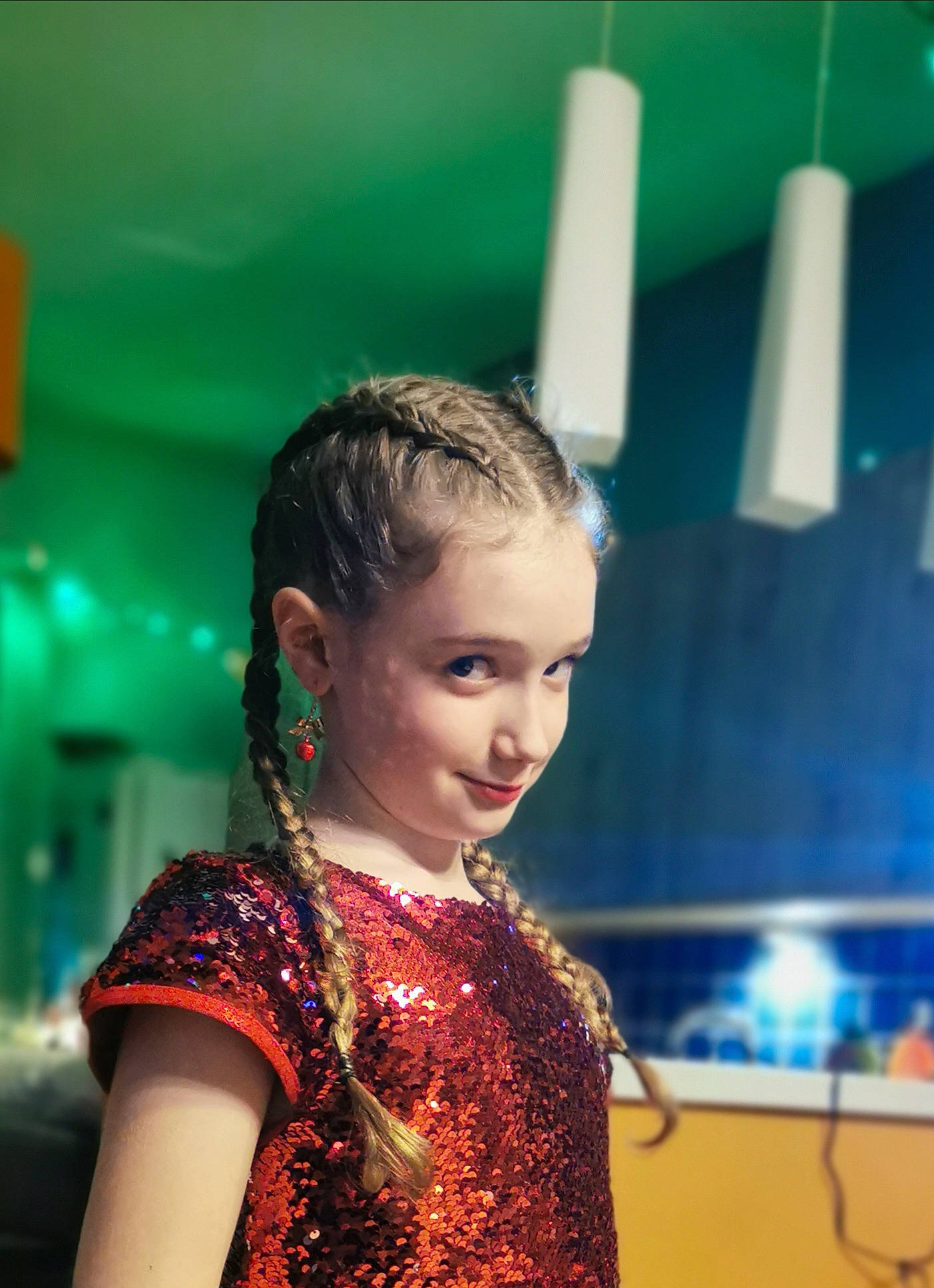 Léna a rejoint le concours — aidez-le/la à gagner de superbes lots ! child, croydon_facelift, electric_blue, entertainment, event, fashion_design, fun, happy, jewellery, joy, leisure, magenta, makeover, music_artist, necklace, pattern, performance, performance_art, performing_arts, person