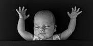 Elie a rejoint le concours — aidez-le/la à gagner de superbes lots ! baby, sleeping, arms_up, blanket, black_and_white, portrait, peaceful, infant, closed_eyes, cute, soft_light, newborn, calm, face, skin, head, child, monochrome, rest, adorable
