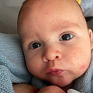 Elie a rejoint le concours — aidez-le/la à gagner de superbes lots ! baby, infant, face, closeup, eyes, skin, knitwear, blue, expression, cute, newborn, child, portrait, soft, hand, fingertips, indoors, warm, cozy, person
