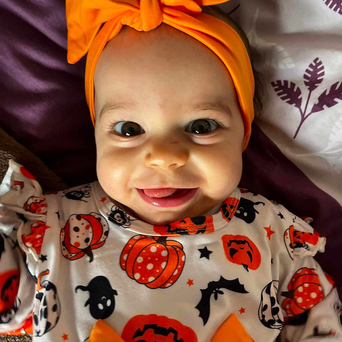 Meï a rejoint le concours — aidez-le/la à gagner de superbes lots ! baby, bat, bed, blanket, child, clothing, cute, ghost, halloween, happy, headband, indoors, infant, orange, pattern, person, portrait, pumpkin, smile, tongue