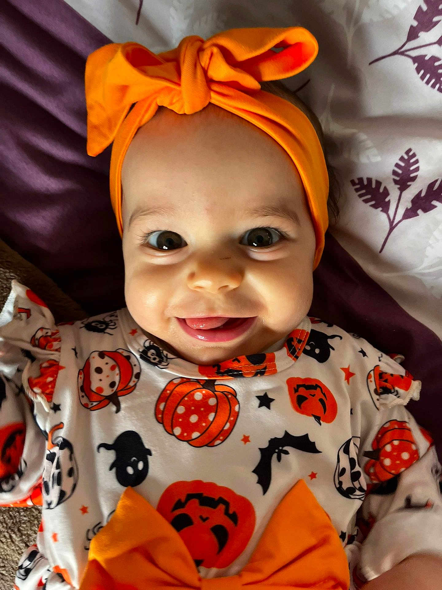 Meï a rejoint le concours — aidez-le/la à gagner de superbes lots ! baby, child, headband, orange, halloween, pumpkin, bat, ghost, smile, tongue, cute, infant, clothing, pattern, bed, blanket, happy, portrait, indoors, person