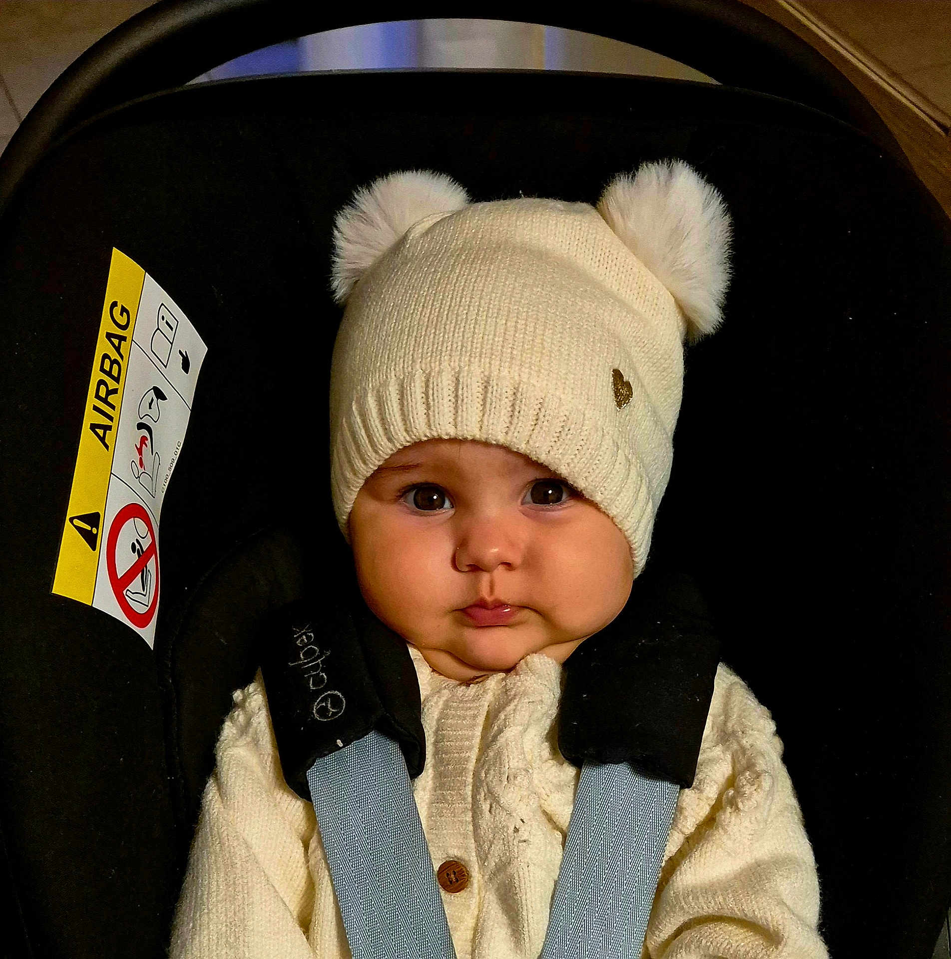 Giorgia a rejoint le concours — aidez-le/la à gagner de superbes lots ! baby, child, car_seat, hat, pom_poms, knitwear, sweater, straps, face, eyes, chubby_cheeks, clothing, infant, seatbelt, warm_clothing, indoor, portrait, cute, childhood, baby_fashion