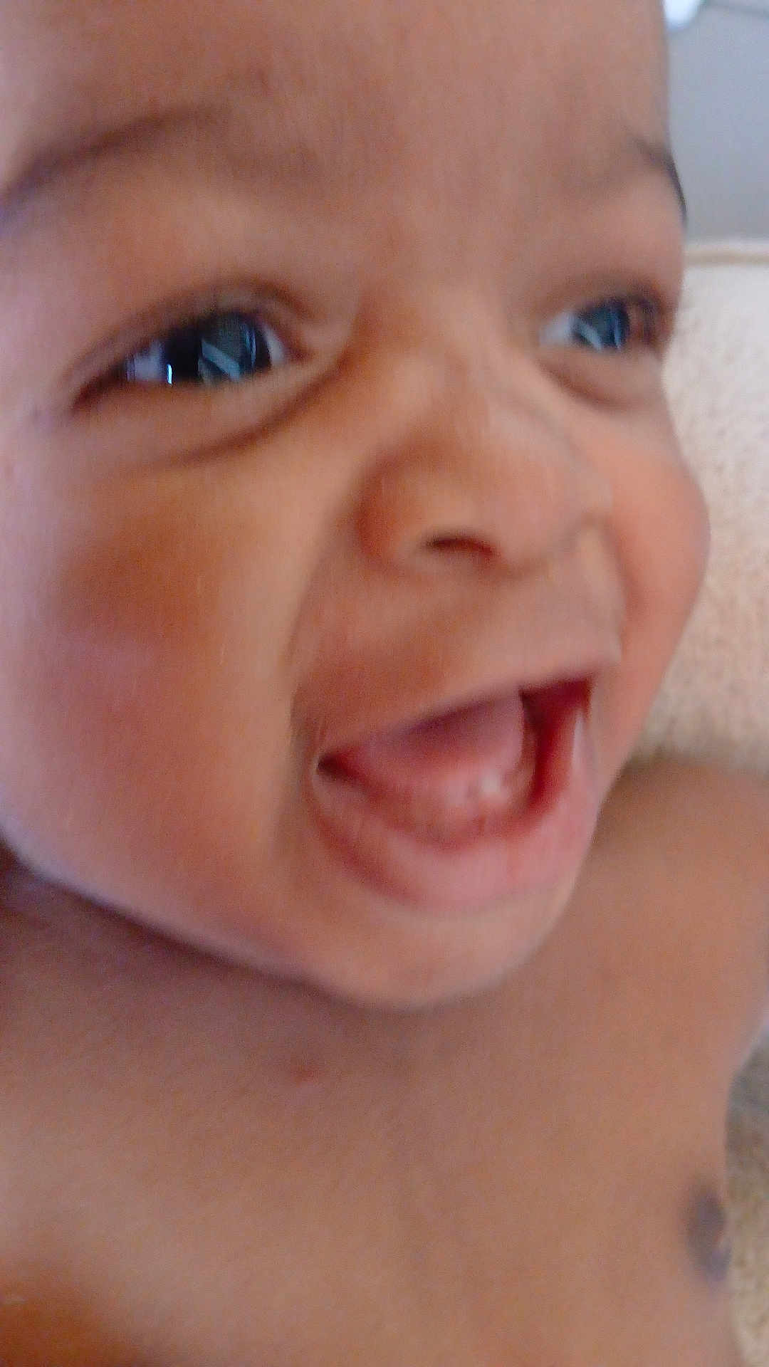 David a rejoint le concours — aidez-le/la à gagner de superbes lots ! baby, close_up, face, smile, mouth, skin, child, joy, expression, infant, cheek, nostril, eye, human, young, emotion, cute, tongue, teeth, head
