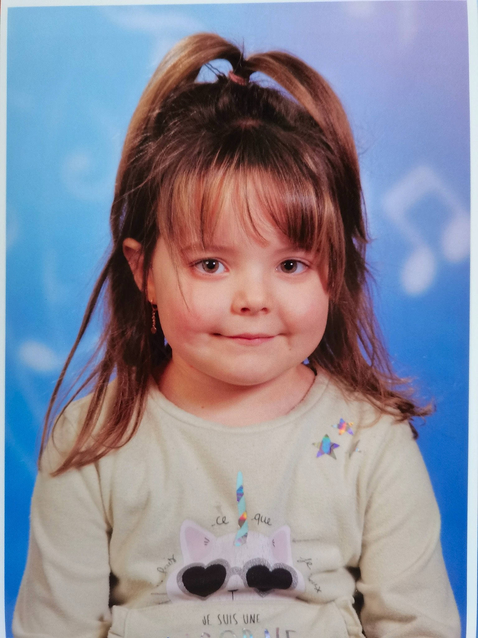 Caren a rejoint le concours — aidez-le/la à gagner de superbes lots ! baby_toddler_clothing, bangs, beauty, blond, camera, cheek, child, electric_blue, eyelash, facial_expression, fun, happy, joy, layered_hair, long_hair, pattern, person, portrait_photography, sleeve, smile