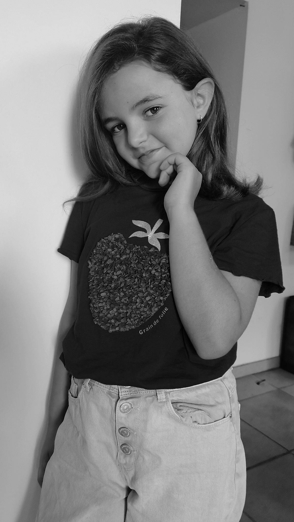 Carla participe au concours pour gagner de l'argent avec cette photo : black, black_and_white, elbow, face, flash_photography, gesture, grey, hairstyle, hand, happy, iris, joint, lip, neck, organ, person, shoulder, sleeve, smile, style