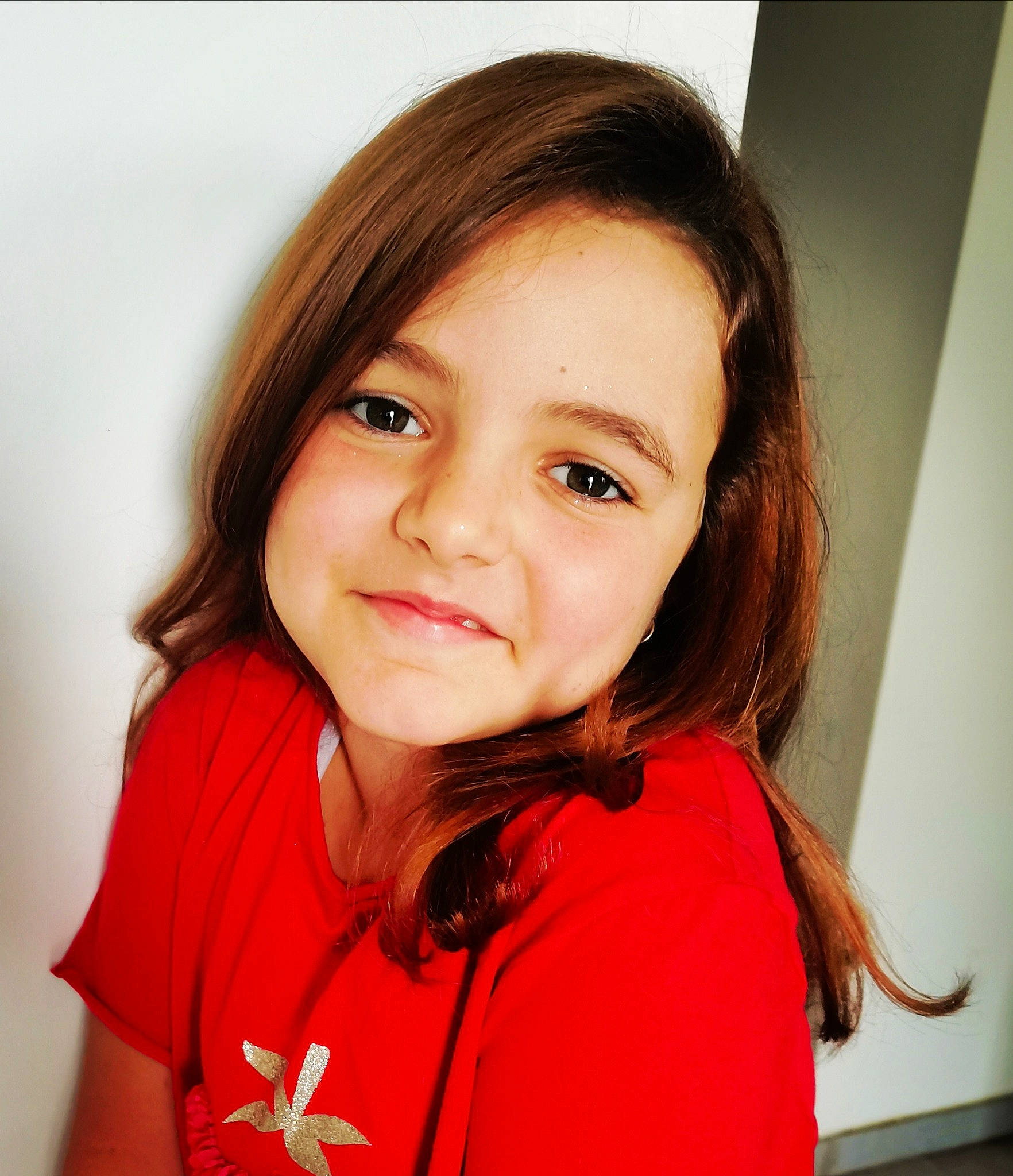 Carla a rejoint le concours — aidez-le/la à gagner de superbes lots ! beauty, brown_hair, cheek, clothing, eyelash, face, flash_photography, fun, happy, iris, jaw, joy, lip, long_hair, nose, person, portrait_photography, skin, sleeve, smile