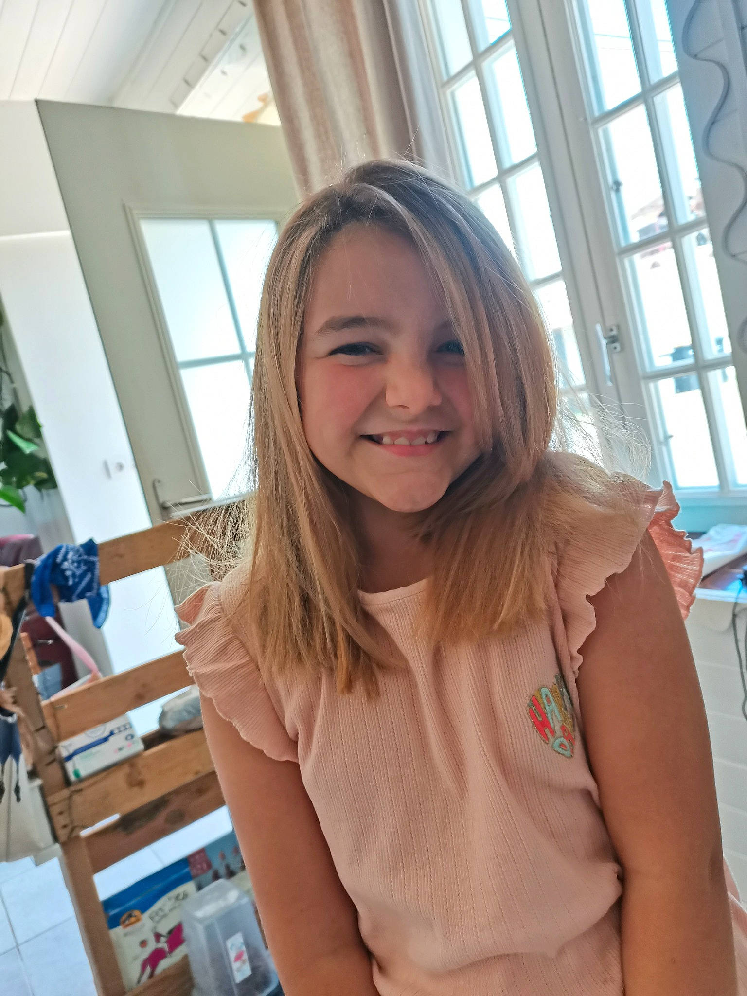 Carla participe au concours pour gagner de l'argent avec cette photo : blond, chest, chin, elbow, eyebrow, fun, happy, iris, joy, layered_hair, leisure, long_hair, neck, person, plant, shoulder, skin, sleeve, smile, t_shirt