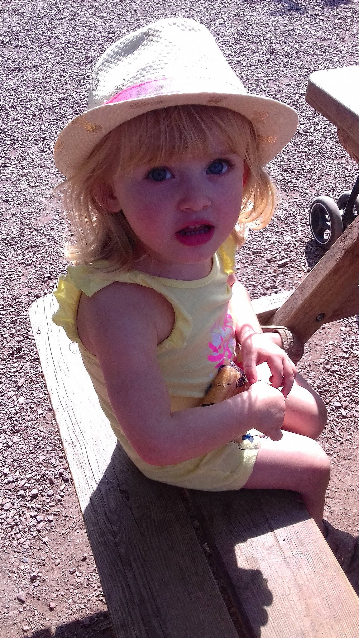 Carla participe au concours pour gagner de l'argent avec cette photo : blond, child, fun, girl, headgear, headwear, human_hair_color, person, pink, skin, sun_hat, toddler