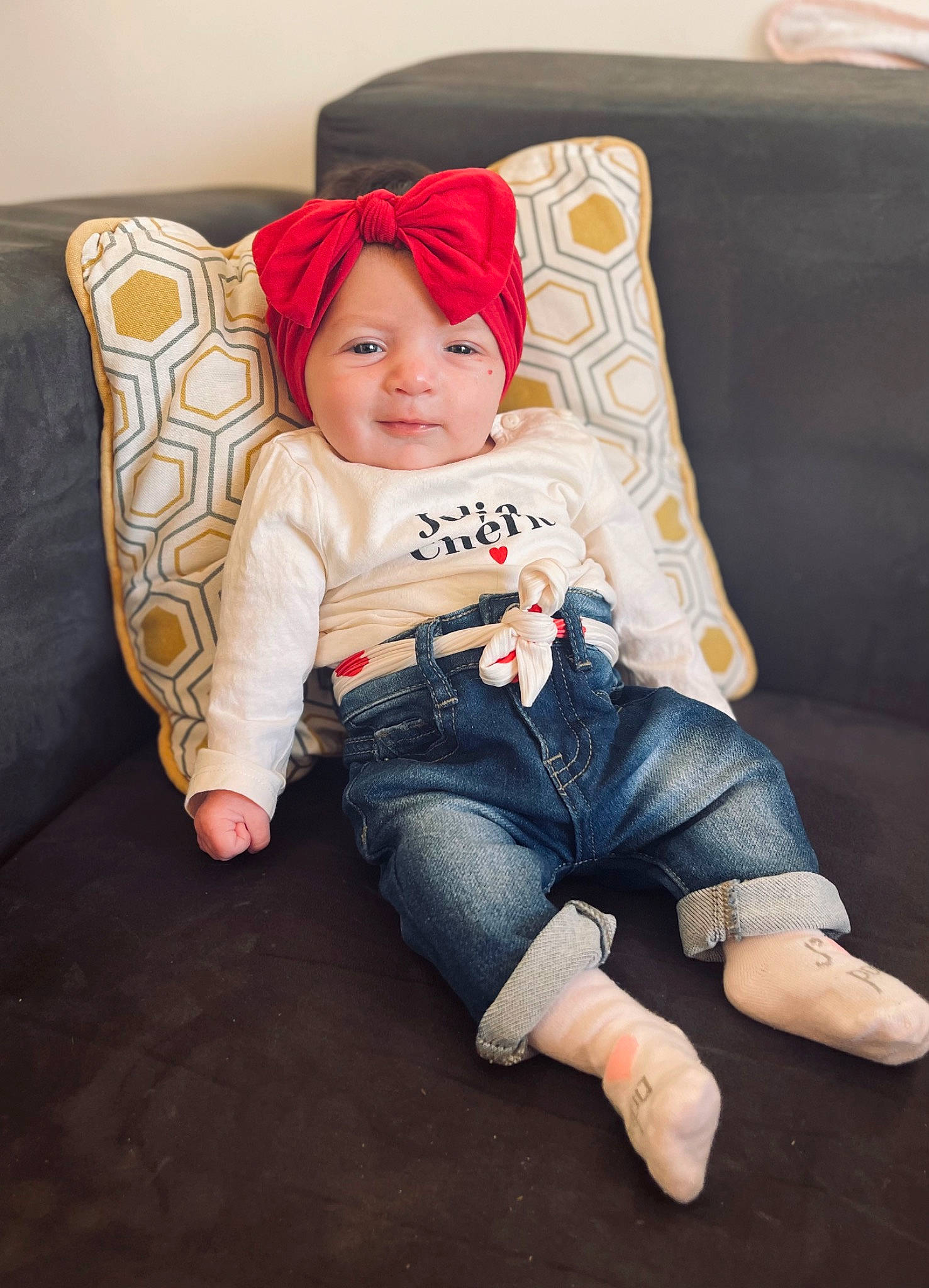 Lila a rejoint le concours — aidez-le/la à gagner de superbes lots ! baby, baby_toddler_clothing, cheek, comfort, couch, eye, flash_photography, foot, head, headwear, human_leg, knee, lap, leg, living_room, person, skin, sleeve, textile, thigh