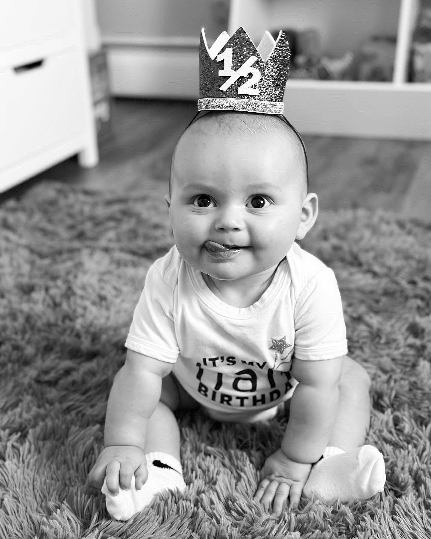 Vincenzo is registered to the contest to win money with this photo: baby, baby_toddler_clothing, black, black_and_white, costume_hat, facial_expression, flash_photography, flooring, fun, grass, hairstyle, happy, joy, monochrome, people_in_nature, person, photograph, smile, standing, style
