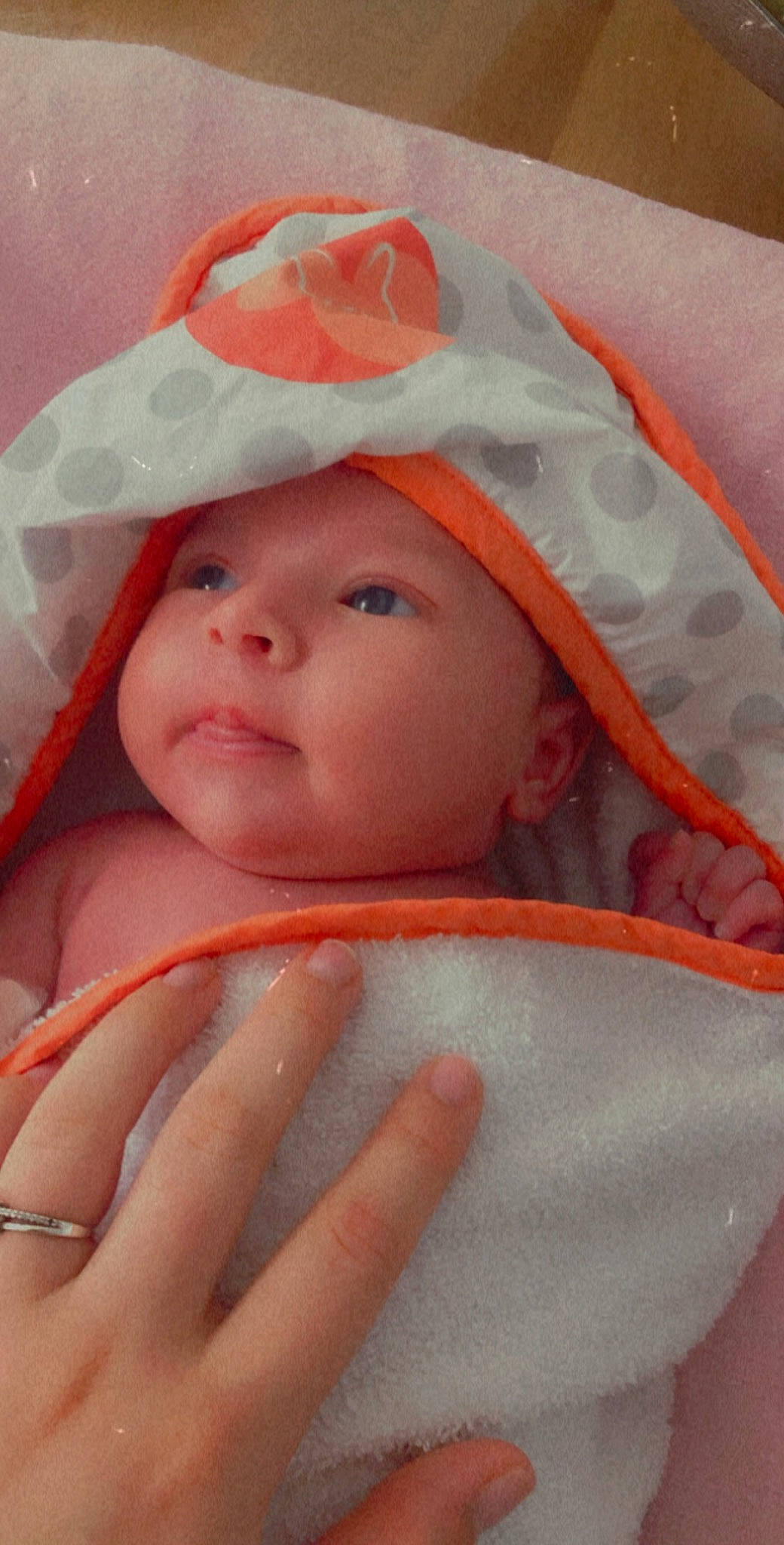 Mia a rejoint le concours — aidez-le/la à gagner de superbes lots ! baby, blanket, cheek, child, headwear, linens, lip, mouth, nose, orange, person, pink, product, skin, toddler