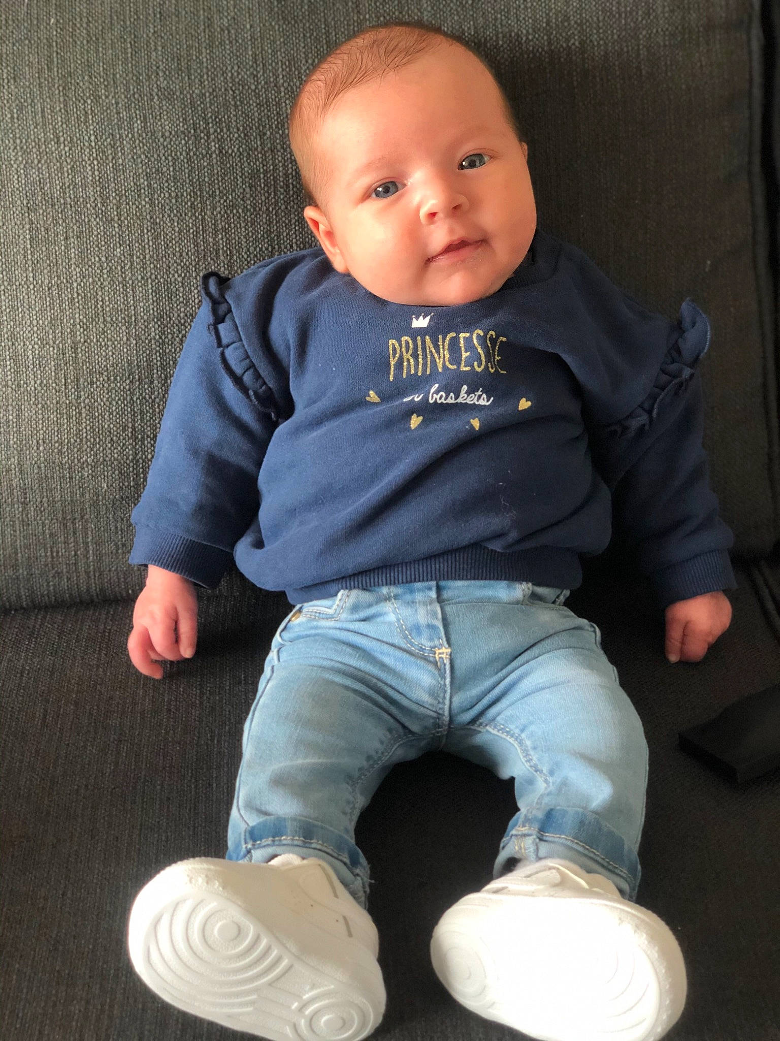 Mia participe au concours pour gagner de l'argent avec cette photo : baby, baby_toddler_clothing, cheek, child, jeans, person, shoe, sitting, sleeve, toddler