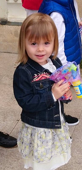 Manon a rejoint le concours — aidez-le/la à gagner de superbes lots ! automotive_wheel_system, baby_toddler_clothing, bangs, cheek, child, electric_blue, fun, happy, pattern, person, play, sitting, sleeve, smile, t_shirt, toddler, vacation