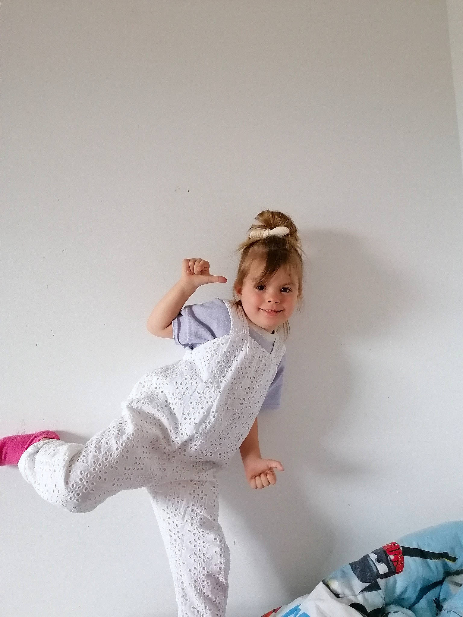 Manon a rejoint le concours — aidez-le/la à gagner de superbes lots ! balance, barefoot, child, elbow, fashion_design, flooring, fun, happy, human_body, human_leg, joint, joy, knee, leg, person, shoulder, sleeve, smile, sportswear, t_shirt