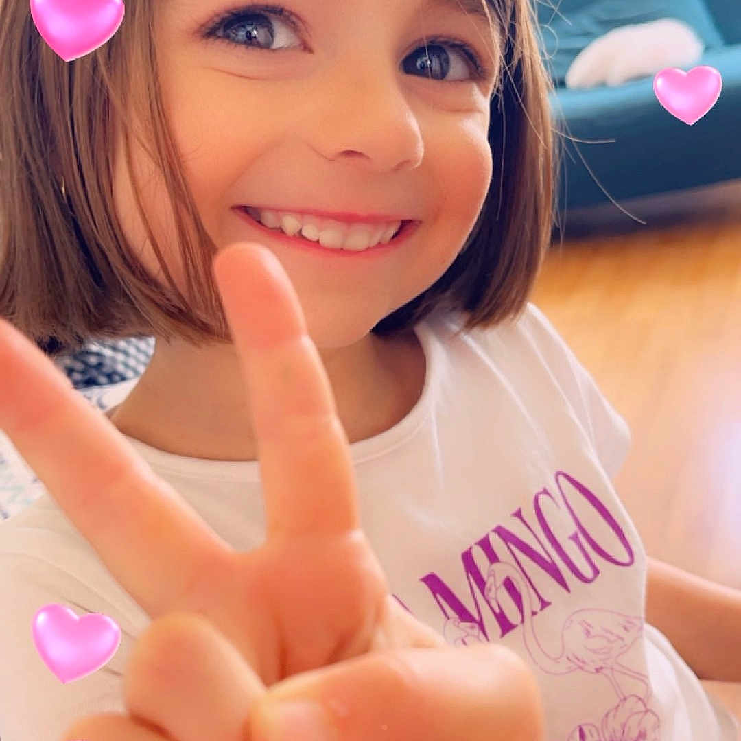 Irina a rejoint le concours — aidez-le/la à gagner de superbes lots ! balloon, bodypart, child, clothing, cosmetics, face, female, finger, girl, hand, happy, head, heart, lipstick, person, photography, portrait, purple, smile, symbol