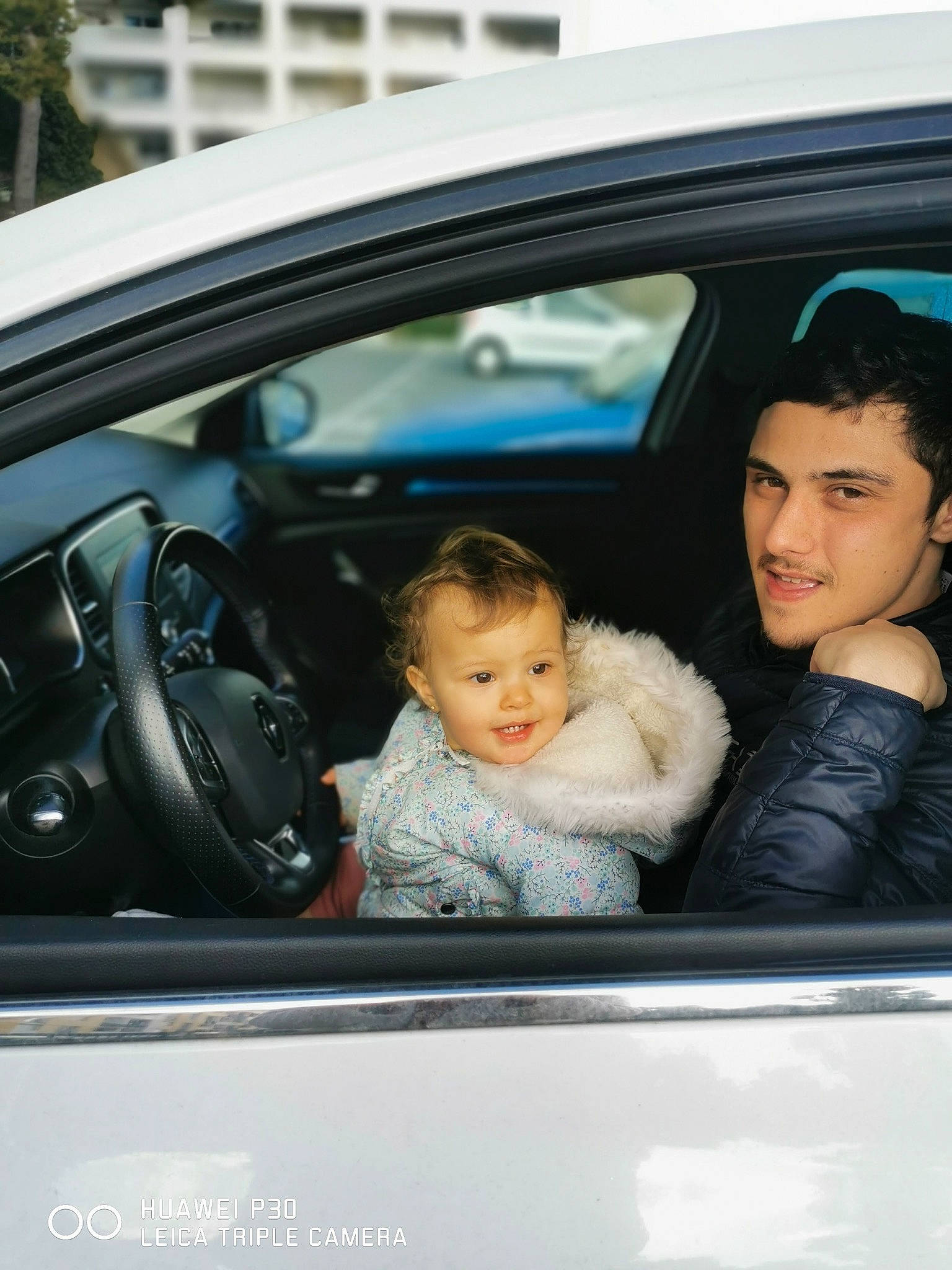 Camilya participe au concours pour gagner de l'argent avec cette photo : auto_part, automotive_design, automotive_exterior, automotive_mirror, automotive_window_part, car, car_seat, family_car, glass, joy, mode_of_transport, motor_vehicle, person, personal_luxury_car, plant, rear_view_mirror, smile, steering_wheel, toddler, vehicle