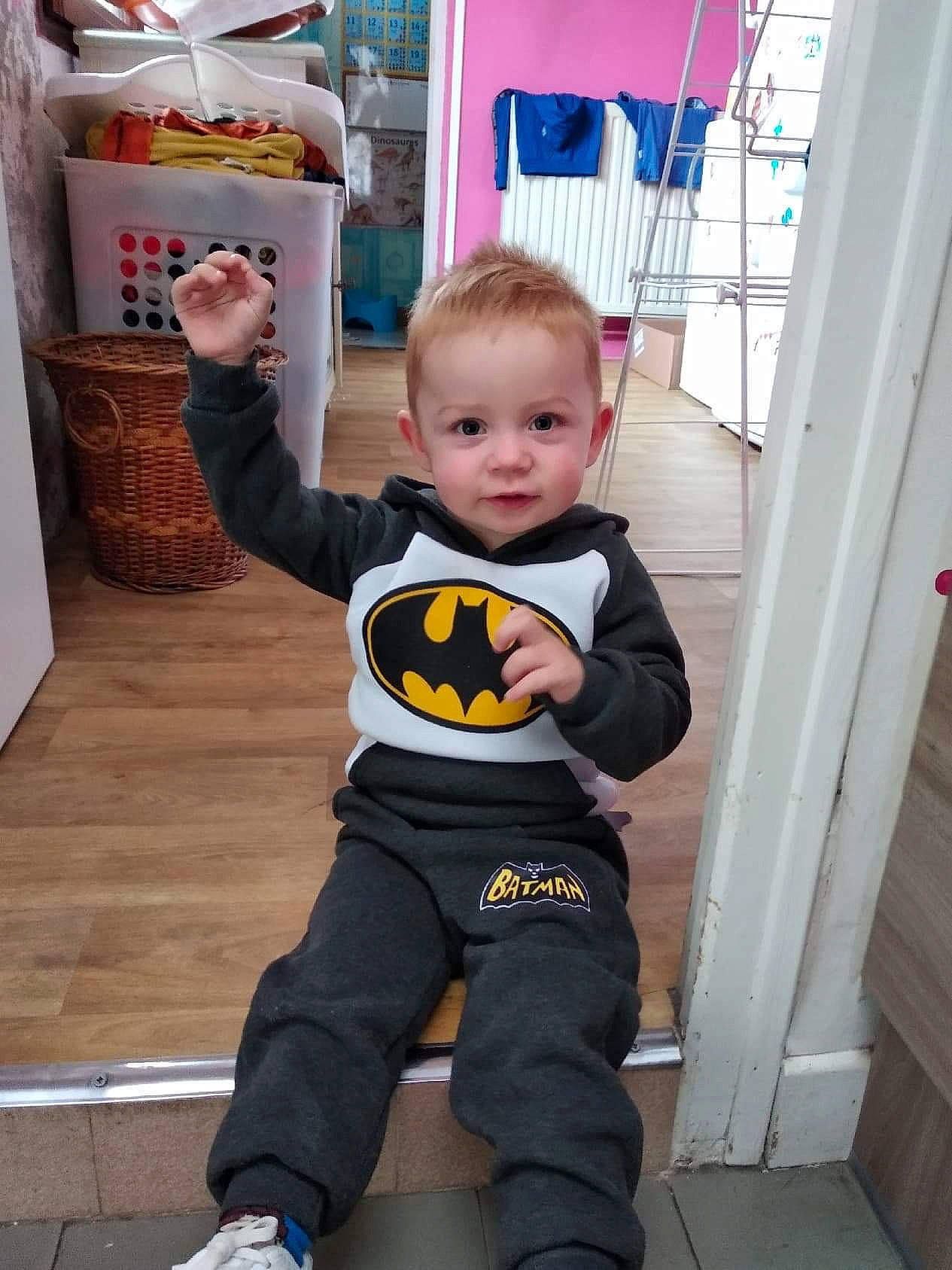 James participe au concours pour gagner de l'argent avec cette photo : baby, baby_products, batman, child, costume, fictional_character, justice_league, person, toddler