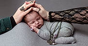 Arthur a rejoint le concours — aidez-le/la à gagner de superbes lots ! accessory, adult_hands, baby, closeup, cozy, gray_blanket, hands, infant, jewelry, lace_sleeve, necklace, newborn, parental_touch, peaceful, portrait, resting, rings, sleeping, soft_texture, studio_photo