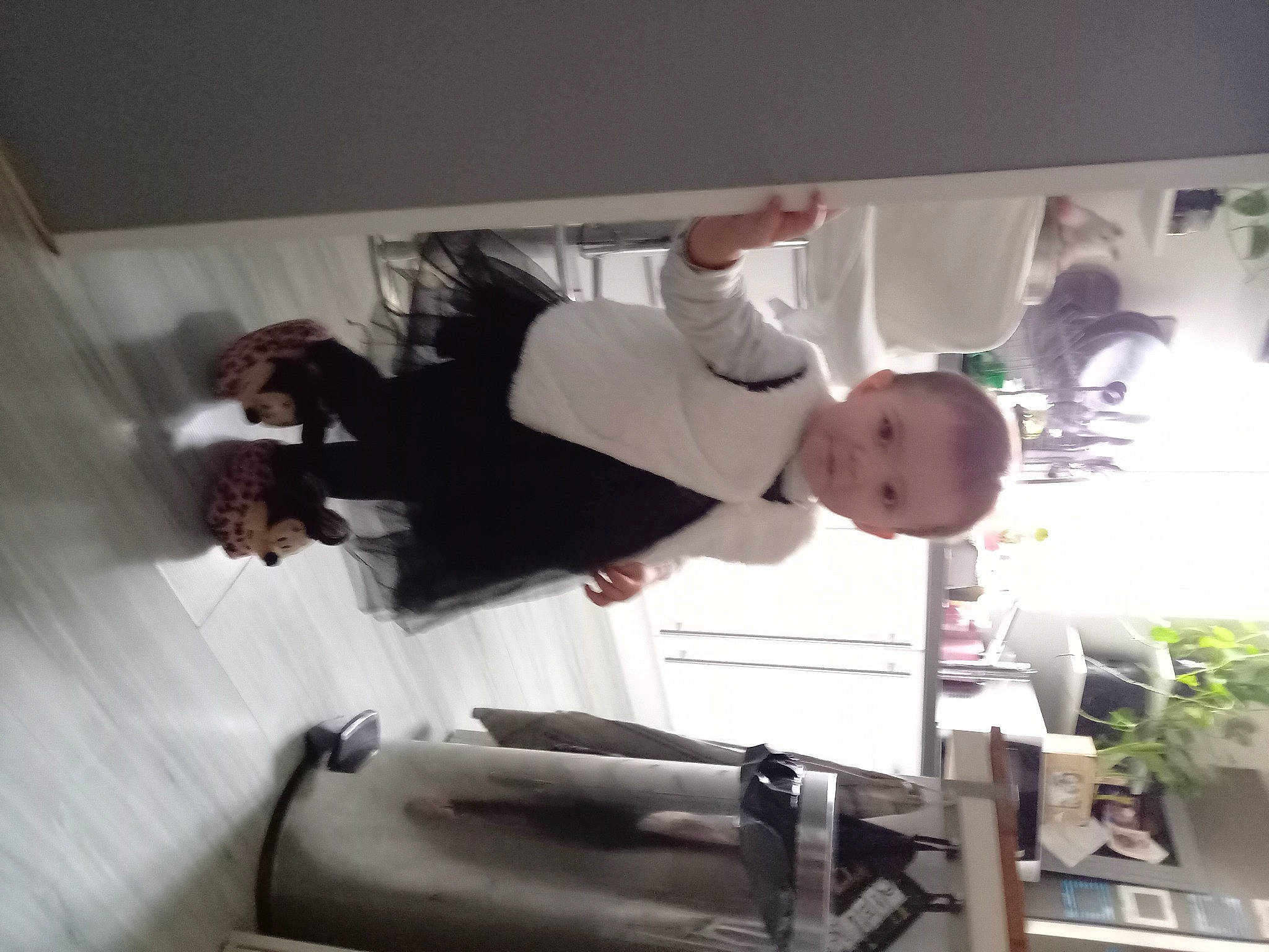 Arizona participe au concours pour gagner de l'argent avec cette photo : baby, baby_products, blurred, ceiling, child, comfort, elbow, fun, gesture, happy, houseplant, person, plant, room, toddler