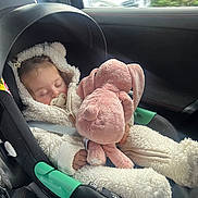 Alba a rejoint le concours — aidez-le/la à gagner de superbes lots ! baby, car_interior, car_seat, child, child_safety, clothing, cozy, cute, daylight, onesie, peaceful, pink_bunny, plush_toy, resting, seatbelt, sleeping, soft_toy, toddler, transportation, window