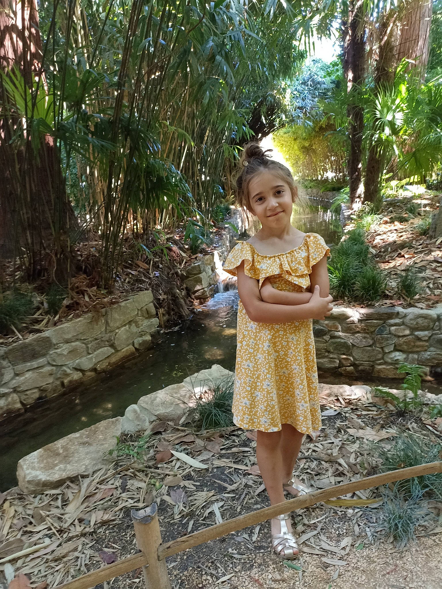 Rose a rejoint le concours — aidez-le/la à gagner de superbes lots ! adaptation, arecales, day_dress, fawn, forest, fun, grass, happy, joy, jungle, leisure, people_in_nature, person, plant, smile, terrestrial_plant, toddler, tree, trunk, waist