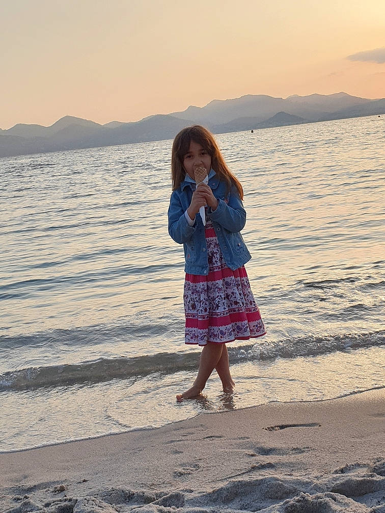 Rose a rejoint le concours — aidez-le/la à gagner de superbes lots ! azure, beach, body_of_water, coastal_and_oceanic_landforms, dress, dusk, happy, horizon, lake, leisure, people_in_nature, people_on_beach, person, sky, standing, street_fashion, summer, sunlight, travel, waist