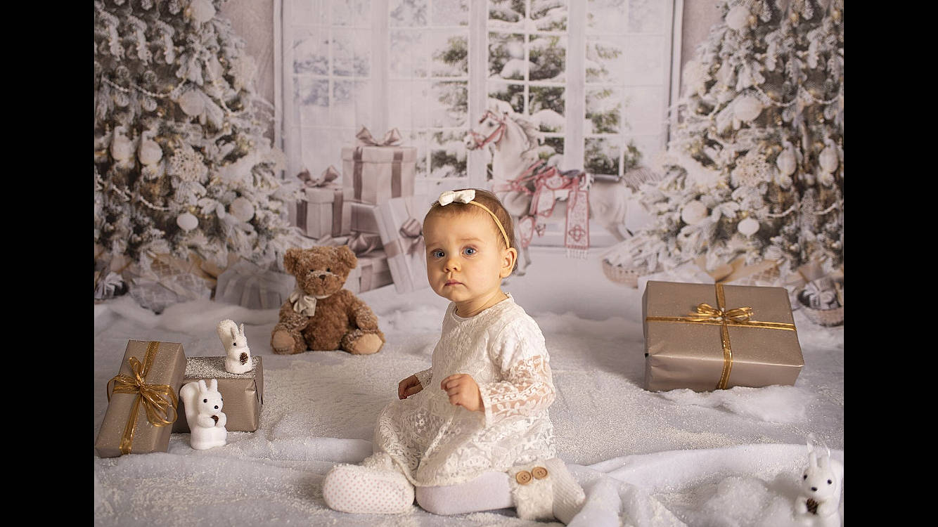 Cassandra participe au concours pour gagner de l'argent avec cette photo : baby, chair, child, christmas_decoration, doll, dress, event, fur, happy, house, interior_design, luggage_and_bags, ornament, person, picture_frame, room, teddy_bear, textile, toddler, toy