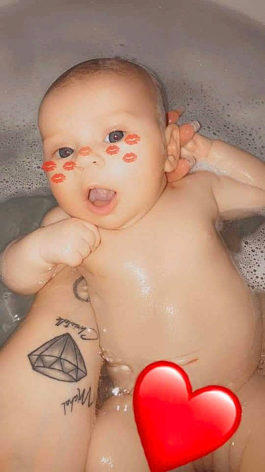 Eléana a rejoint le concours — aidez-le/la à gagner de superbes lots ! baby, baby_bathing, bathing, bathtub, cheek, chest, child, face, forehead, head, lip, muscle, nose, person, skin, stomach, toddler, trunk