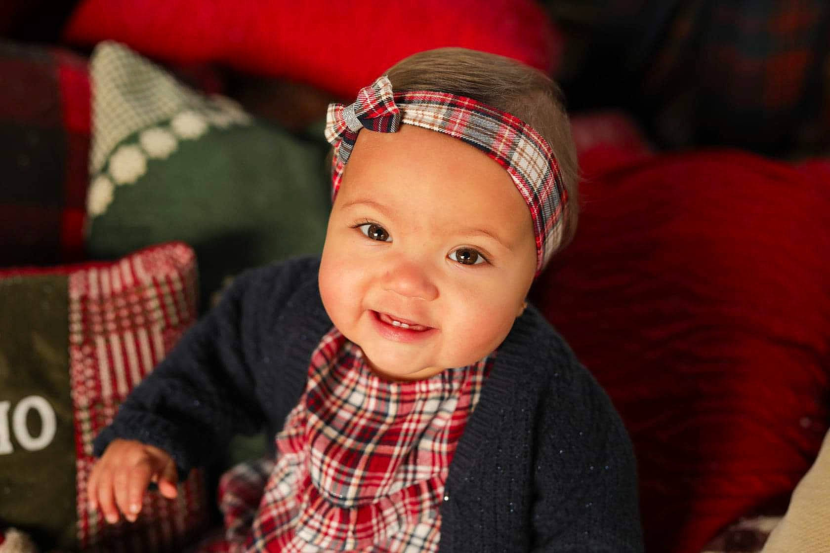 Tamara participe au concours pour gagner de l'argent avec cette photo : boy, cap, cheek, child, eye, girl, hair_accessory, happiness, headgear, infant, pattern, person, plaid, portrait_photography, red, skin, smile, tartan, textile, toddler