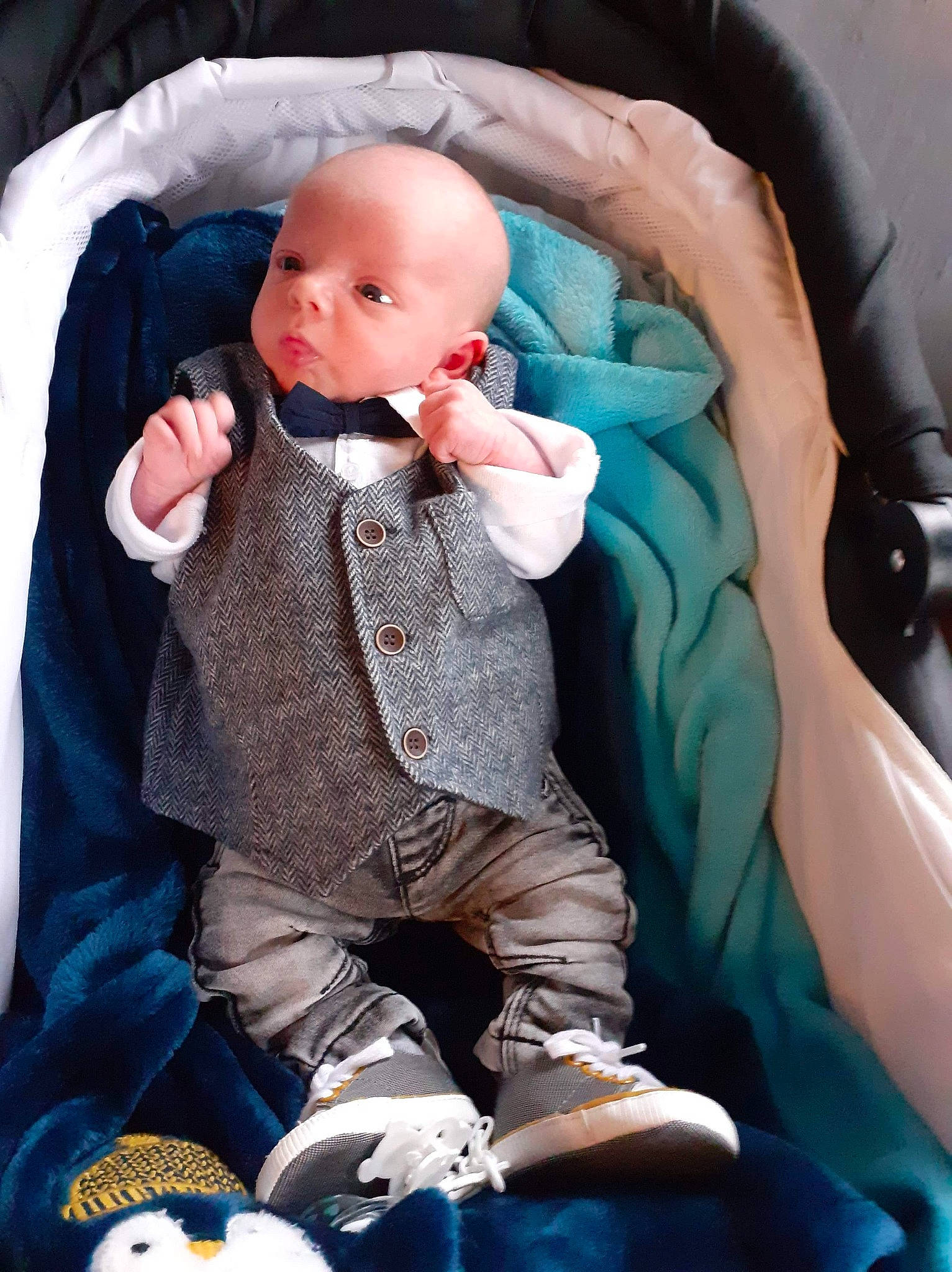 Tiago participe au concours pour gagner de l'argent avec cette photo : baby, baby_carriage, baby_in_car_seat, baby_products, car_seat, child, person, product, sitting, toddler