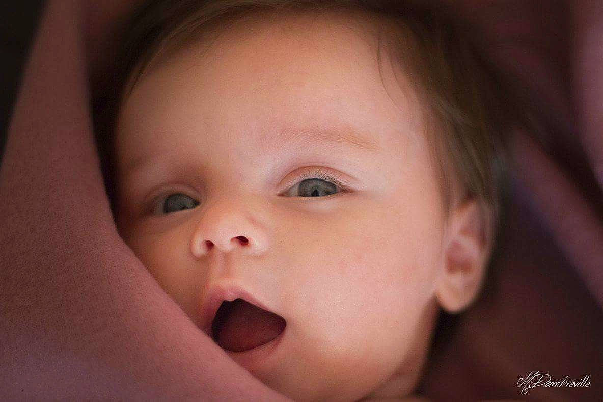 Assya a rejoint le concours — aidez-le/la à gagner de superbes lots ! cheek, child, chin, close_up, ear, eye, face, finger, girl, hand, infant, lip, mouth, nose, person, portrait_photography, skin, smile, toddler, tooth