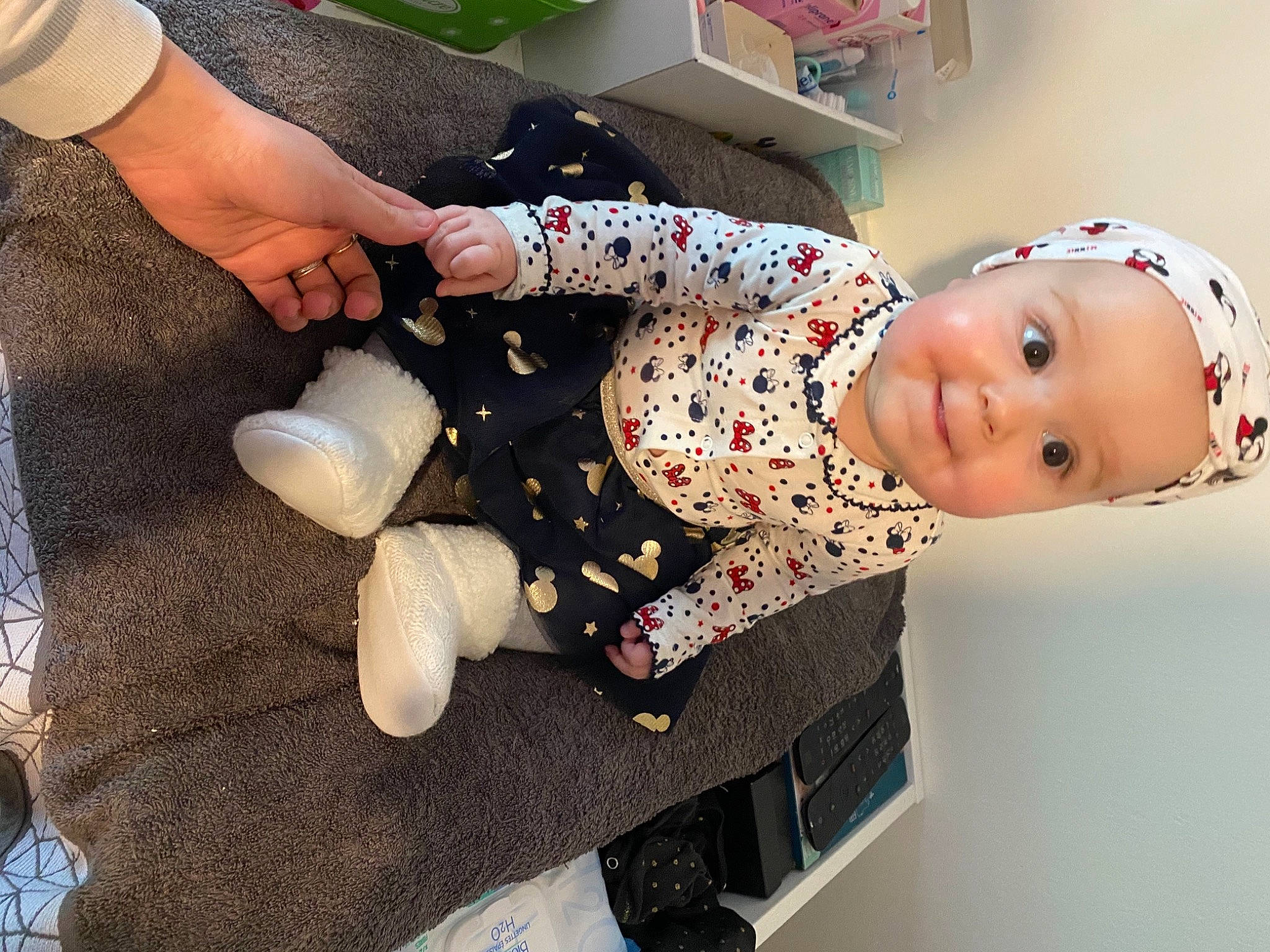 Mya a rejoint le concours — aidez-le/la à gagner de superbes lots ! baby, baby_products, baby_toddler_clothing, baby_toys, glove, headwear, human, nail, person, plush, stuffed_toy, toy, wrist