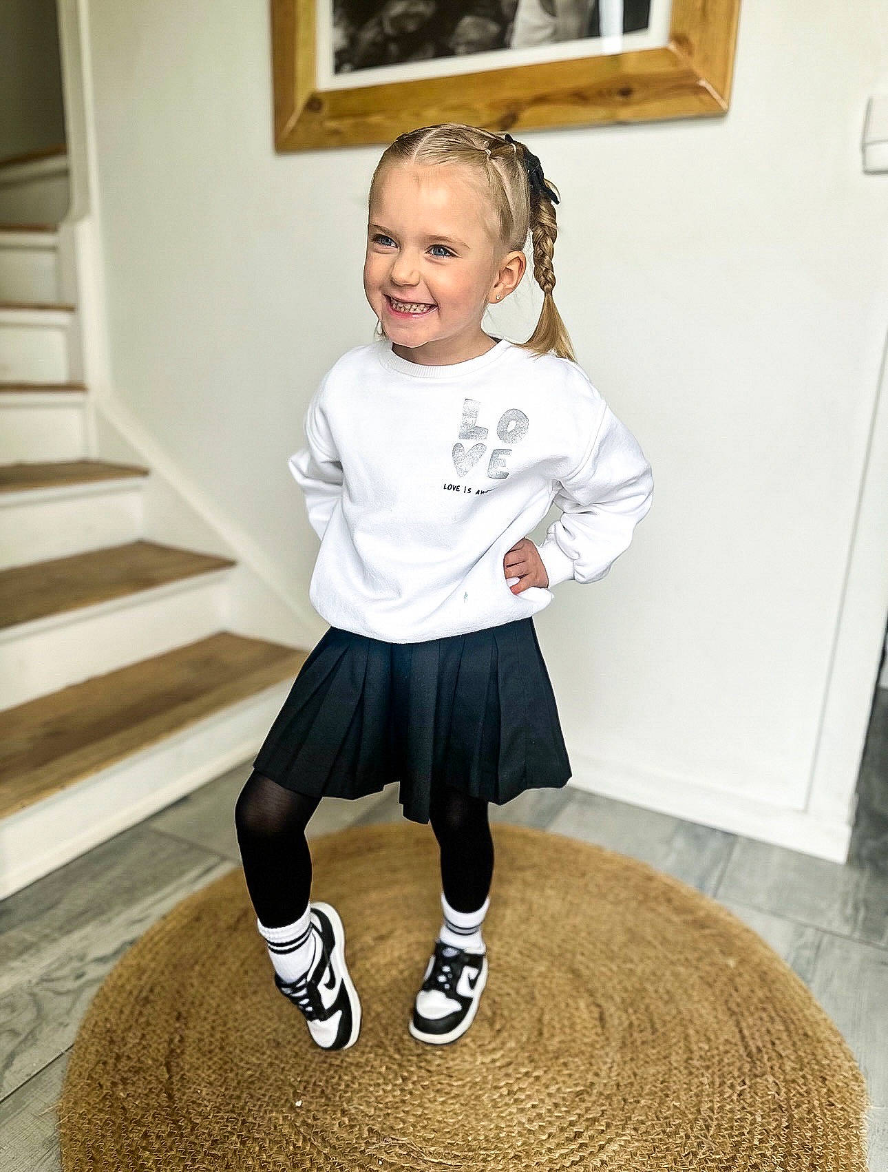 Lola participe au concours pour gagner de l'argent avec cette photo : baby_toddler_clothing, balance, child, door, event, flash_photography, flooring, happy, human_leg, joy, knee, person, picture_frame, shoe, sleeve, smile, sportswear, stairs, standing, t_shirt