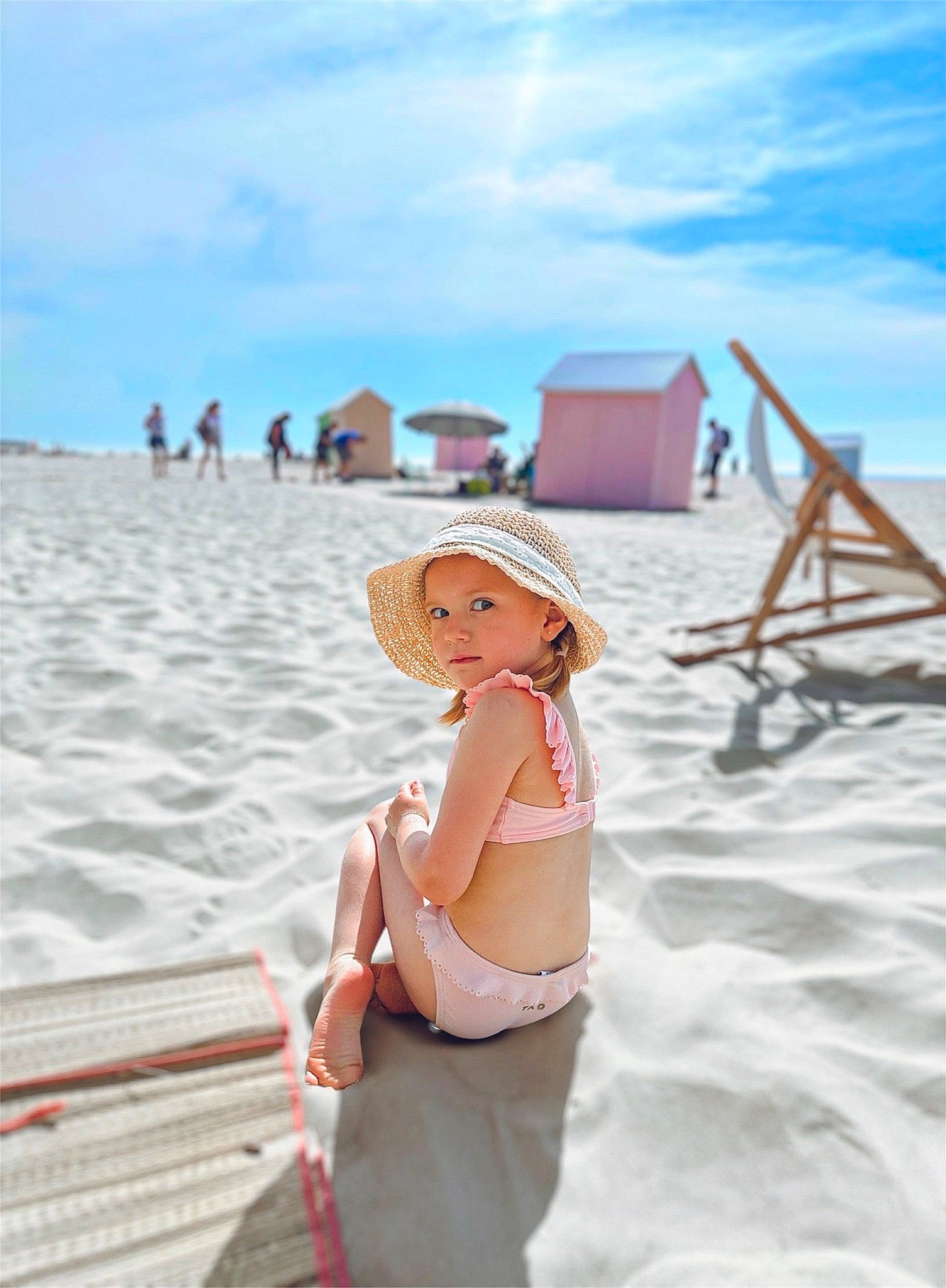 Lola participe au concours pour gagner de l'argent avec cette photo : azure, beach, body_of_water, cloud, fashion_design, flash_photography, fun, happy, hat, headwear, horizon, landscape, leisure, people_in_nature, people_on_beach, person, sand, sitting, sky, summer