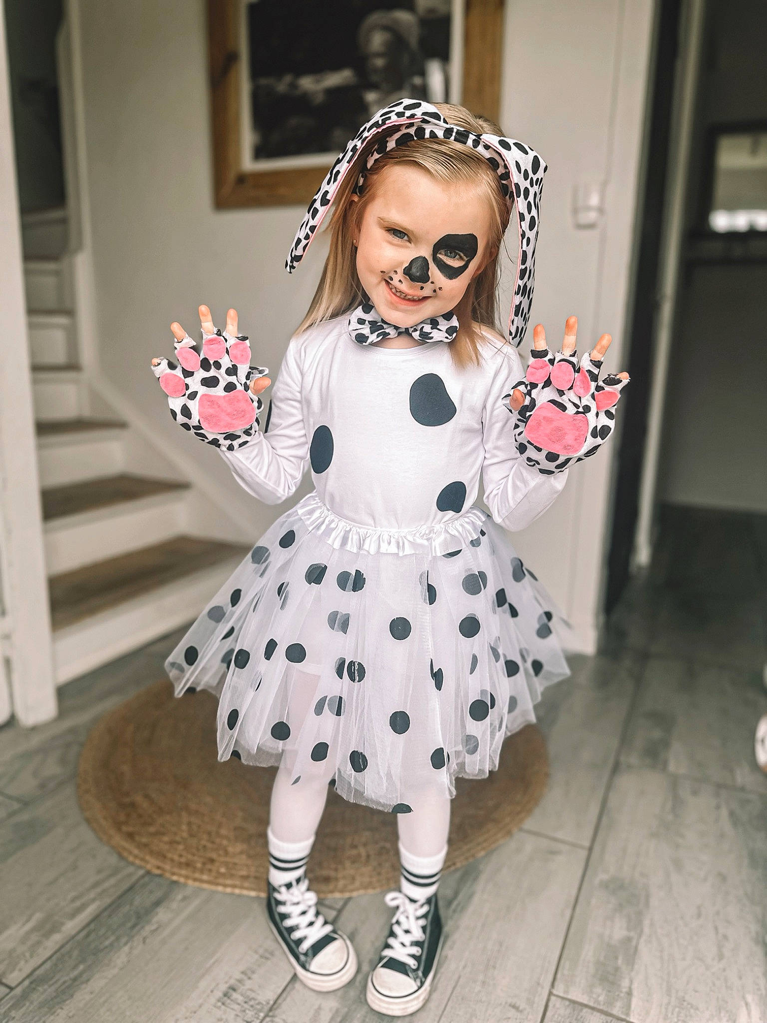 Lola participe au concours pour gagner de l'argent avec cette photo : baby_toddler_clothing, child, costume, day_dress, door, dress, eye, fashion_accessory, fashion_design, fawn, flooring, head, joy, one_piece_garment, pattern, person, pink, sleeve, toddler, toy