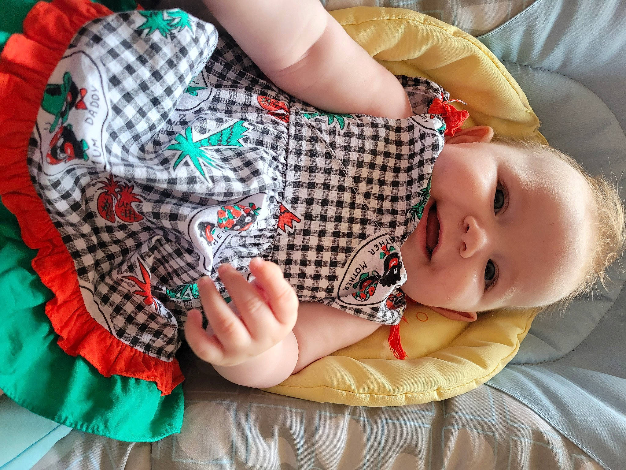 Lindsey a rejoint le concours — aidez-le/la à gagner de superbes lots ! baby, baby_toddler_clothing, comfort, finger, gesture, hand, joint, mouth, nail, pattern, person, plaid, product, skin, sleeve, smile, tartan, textile, thumb, toddler
