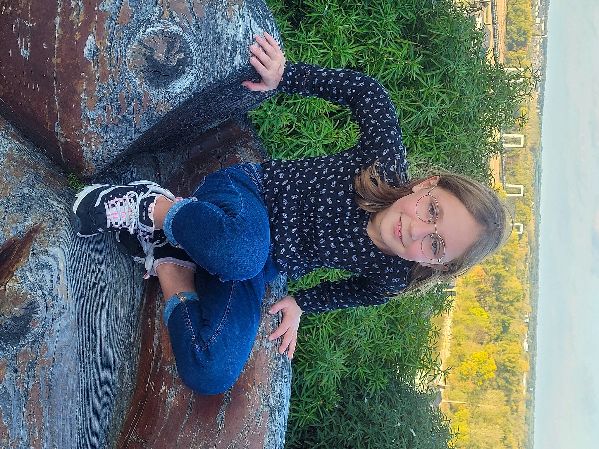 Lana participe au concours pour gagner de l'argent avec cette photo : electric_blue, fun, grass, happy, joy, landscape, leisure, pattern, people_in_nature, person, plant, recreation, smile, summer, toddler, visual_arts, water