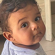 Warren a rejoint le concours — aidez-le/la à gagner de superbes lots ! toddler, child, face, eyes, hair, expression, shirt, star_pattern, indoors, curious, portrait, cute, baby, young_child, skin, ear, nose, mouth, head, person