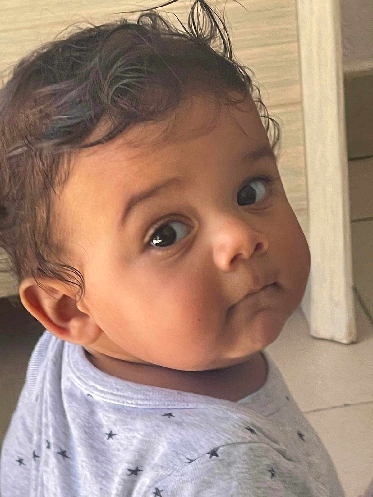 Warren a rejoint le concours — aidez-le/la à gagner de superbes lots ! toddler, child, face, eyes, hair, expression, shirt, star_pattern, indoors, curious, portrait, cute, baby, young_child, skin, ear, nose, mouth, head, person