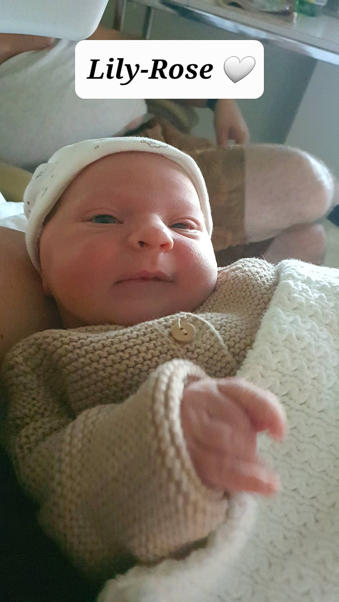 Lily-rose a rejoint le concours — aidez-le/la à gagner de superbes lots ! baby, baby_products, baby_safety, baby_sleeping, baby_toddler_clothing, cap, cheek, child, chin, comfort, linens, nose, person, photo_caption, room, sitting, skin, sleeve, smile, thumb