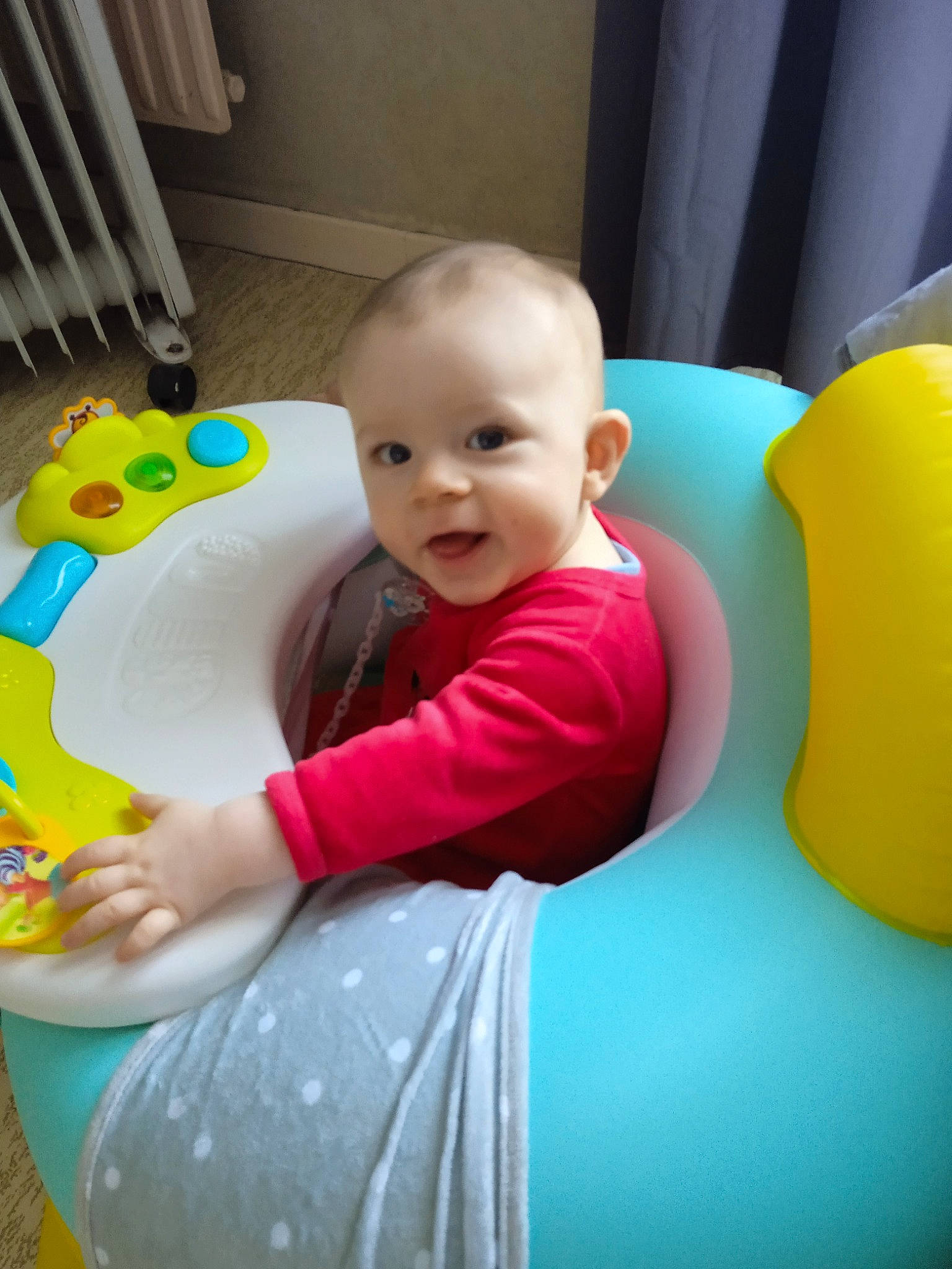 Enzo participe au concours pour gagner de l'argent avec cette photo : baby, baby_playing_with_toys, baby_toddler_clothing, child, comfort, electric_blue, flooring, fun, happy, human_body, peripheral, person, play, product, room, sitting, smile, standing, t_shirt, toddler