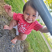 Swann a rejoint le concours — aidez-le/la à gagner de superbes lots ! barefoot, casual_clothing, child, concrete, crouching, daylight, grass, greenery, happy, nature, outdoor, park, person, playing, pole, red_shirt, smiling, sunny, toddler, young_child