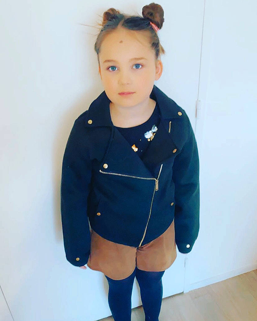 Emma participe au concours pour gagner de l'argent avec cette photo : baby_toddler_clothing, collar, denim, electric_blue, face, fashion_accessory, gesture, human_leg, knee, neck, pattern, person, personal_protective_equipment, shoulder, sleeve, sportswear, t_shirt, thigh, toddler, uniform