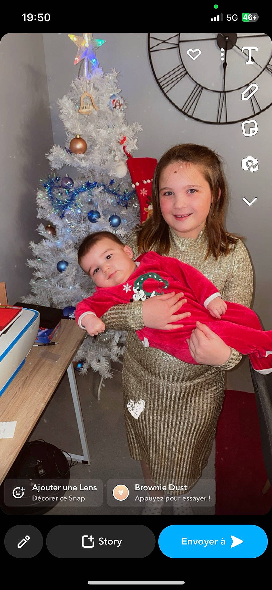 Léandre participe au concours pour gagner de l'argent avec cette photo : child, christmas, christmas_decoration, christmas_eve, christmas_ornament, christmas_tree, clock, event, fun, happy, holiday, holiday_ornament, joy, lap, ornament, person, product, sitting, smile, standing