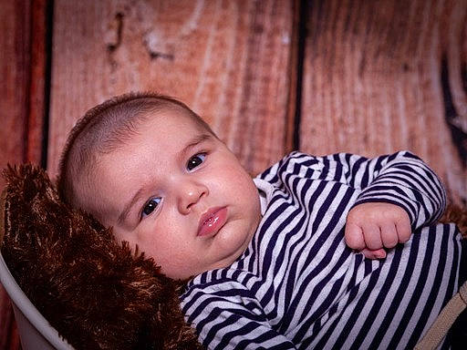 Léandre a rejoint le concours — aidez-le/la à gagner de superbes lots ! baby, baby_toddler_clothing, cheek, chin, comfort, eyelash, flash_photography, fun, grass, happy, human_body, iris, lip, nose, person, portrait_photography, sitting, skin, toddler, tree