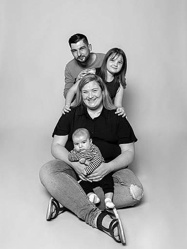 Léandre participe au concours pour gagner de l'argent avec cette photo : arm, beard, black_and_white, comfort, elbow, event, flash_photography, gesture, grey, hair, happy, head, jeans, joy, knee, monochrome_photography, person, shorts, sleeve, smile